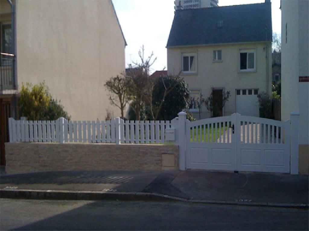 Portail + clôture PVC muret pierre après travaux 1